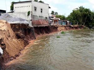 Đắc Nông: Mưa lớn gây sạt lở bờ kè lấp 4 nhà dân
