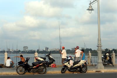 Lộn xộn trên cầu Bạch Hổ