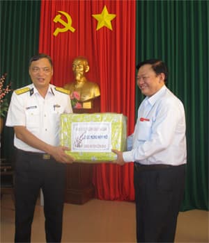 Vùng 2 Hải quân: Tặng quà, chúc Tết các đơn vị huyện Côn Đảo