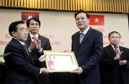 Bộ GD và ĐT nhận huân chương cao quý của Chính phủ Lào
