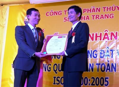 Đón nhận Giải thưởng Sao vàng Đất Việt
