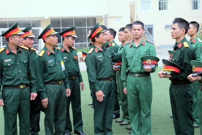 Kiểm tra chấp hành quy định cắt tóc “ba phân” của hạ sĩ quan, binh sĩ