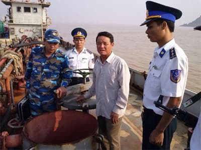 Bắt giữ tàu vận chuyển dầu không rõ nguồn gốc