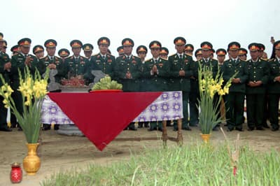 Tổ chức dâng hoa, dâng hương tại mộ Đại tướng Võ Nguyên Giáp