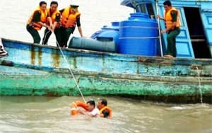 Ngư dân Cà Mau cứu vớt một người nước ngoài trên biển