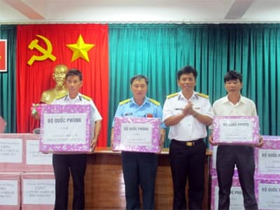 Tặng quà Tết của Bộ Quốc phòng cho bộ đội đảo Nam Yết