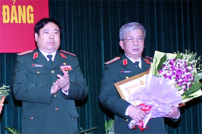 Trao tặng Thượng tướng Nguyễn Chí Vịnh Huy hiệu 30 năm tuổi Đảng