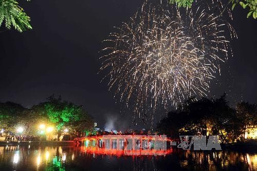 Người dân náo nức đón giao thừa