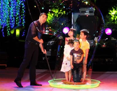 Màn trình diễn bong bóng tuyệt vời của Fan Yang