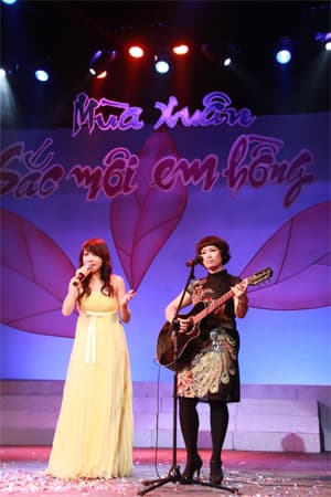 “Mùa xuân sắc môi em hồng”