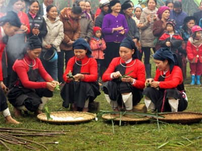 Hà Nội vui Tết cùng nhiều trò chơi và món ăn lạ