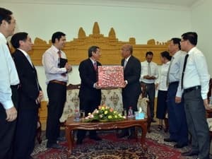 Lãnh đạo TP Hồ Chí Minh chúc Tết đô thành Phnom Penh