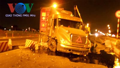 Xe container mất lái đâm đổ dải phân làn ở cầu vượt Thủ Đức