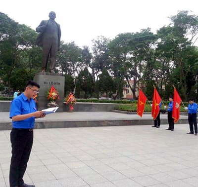 Thanh niên Thủ đô tưởng niệm Lê-Nin