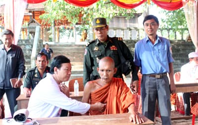 Khám, cấp thuốc miễn phí cho hơn 1.200 bệnh nhân nghèo Campuchia