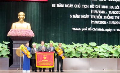 Thủ tướng Chính phủ Nguyễn Tấn Dũng trao Cờ thi đua cho Đảng bộ, chính quyền, nhân dân TP Hồ Chí Minh