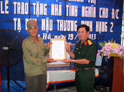 Bàn giao nhà tình nghĩa tặng gia đình chính sách