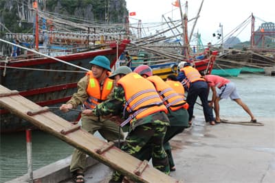 Lính đảo trong mưa bão