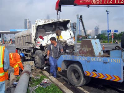Xe tải húc trụ biển báo, 2 người bị thương nặng
