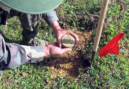 Theo chân công binh dò gỡ mìn ở Xín Mần, Hà Giang