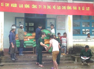 Công ty 78 (Binh đoàn 15) điều động hơn 100 cán bộ, công nhân giúp dân khắc phục hậu quả lũ lụt
