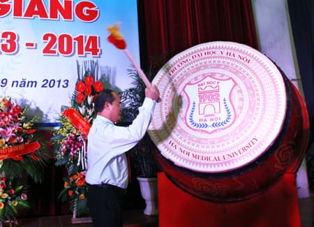 Phó Thủ tướng Nguyễn Thiện Nhân dự ngày khai trường tại ĐH Y Hà Nội