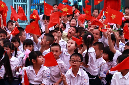 Miền Bắc khai giảng trong mưa