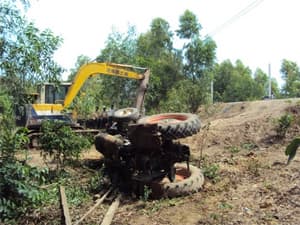 Xe chở công nhân bị lật: 1 người chết, 9 người bị thương