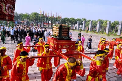 Dâng cúng bánh Tét Quốc tổ Hùng Vương