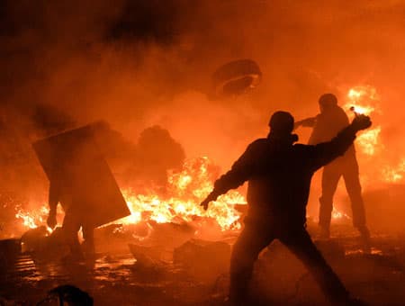 Ukraine: Người biểu tình tấn công căn cứ an ninh
