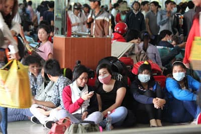 Bến xe, nhà ga đông nghịt người dân về quê đón Tết