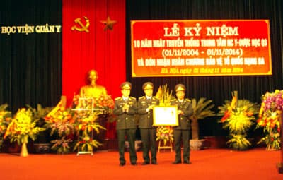 Trung tâm Nghiên cứu Y dược học quân sự đón nhận Huân chương Bảo vệ Tổ quốc hạng Ba