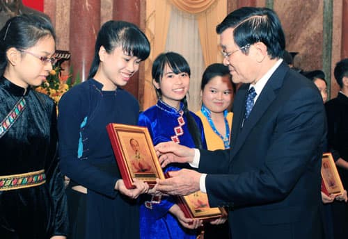 Chủ tịch nước Trương Tấn Sang gặp mặt học sinh dân tộc thiểu số tiêu biểu