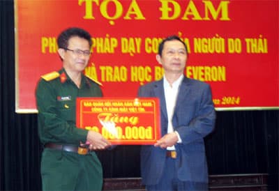 Tặng kính mắt và trao học bổng cho học sinh nghèo vượt khó