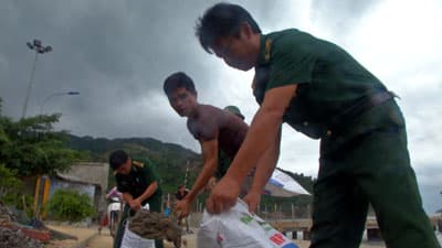 Cùng người dân chủ động ứng phó với bão số 4