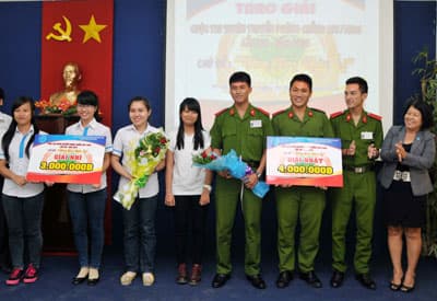 Trao giải cuộc thi tuyên truyền phòng chống HIV/AIDS với chủ đề “Vòng tay nhân ái”