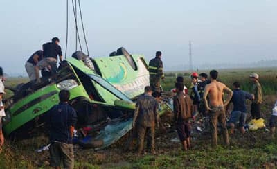 Khắc phục hậu quả vụ tai nạn giao thông nghiêm trọng tại tỉnh Nghệ An