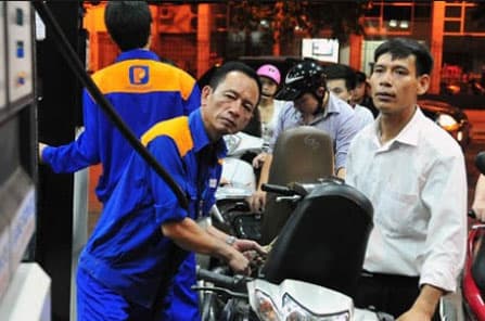 Giá xăng, dầu giảm tiếp trên 300 đồng/lít