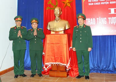 Tặng tượng Chủ tịch Hồ Chí Minh cho Ban CHQS huyện Định Hóa