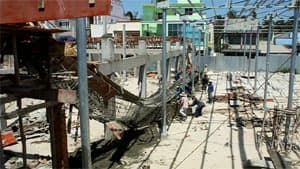 Sập công trình xây dựng chợ Mũi Né, hai người bị thương