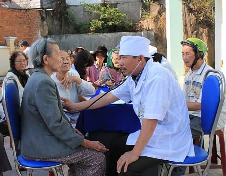 Khám, cấp thuốc miễn phí cho 70 người cao tuổi