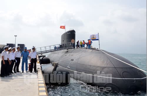 Tàu ngầm HQ-183 Thành phố Hồ Chí Minh cập cảng an toàn