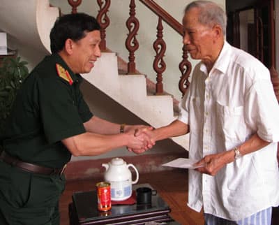Tặng quà Anh hùng Điện Biên Phủ