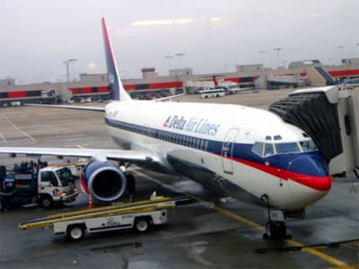 Boeing 737 hạ cánh khẩn vì bị dọa đánh bom