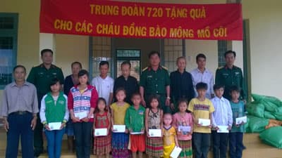 Tặng quà các cháu mồ côi nhân Ngày 1-6