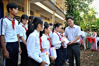 Tặng 2.500 quyển vở cho học sinh nghèo hiếu học