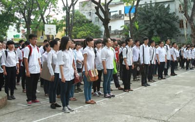 100% học sinh và giáo viên hát Quốc ca tại lễ chào cờ