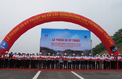 Cao tốc Nội Bài - Lào Cai thông xe đoạn tuyến dài gần 50km
