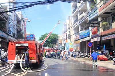 Cửa hàng mỹ phẩm bốc cháy