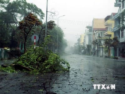 Phó thủ tướng Hoàng Trung Hải kiểm tra ảnh hưởng của bão tại thành phố Hạ Long